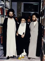 آیت الله العظمی مرعشی نجفی در به همراه دو فرزند خود در بازدید از کتابخانه بزرگ