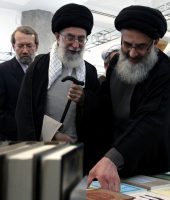 بازدید مقام معظم رهبری از غرفه کتابخانه آیت الله مرعشی در نمایشگاه کتاب تهران ۱