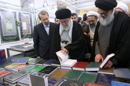 بازدید مقام معظم رهبری از غرفه کتابخانه آیت الله مرعشی در نمایشگاه کتاب تهران ۲