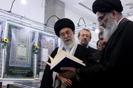 بازدید مقام معظم رهبری از غرفه کتابخانه آیت الله مرعشی در نمایشگاه کتاب تهران ۳