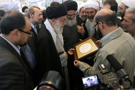 بازدید مقام معظم رهبری از غرفه کتابخانه آیت الله مرعشی در نمایشگاه کتاب تهران ۴